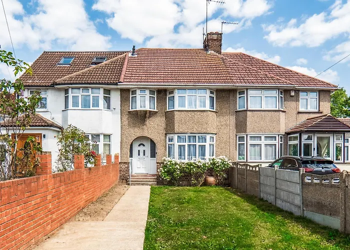Spacious 4-Bed Family Home Wembley Stadium - Parking & Long Stays London