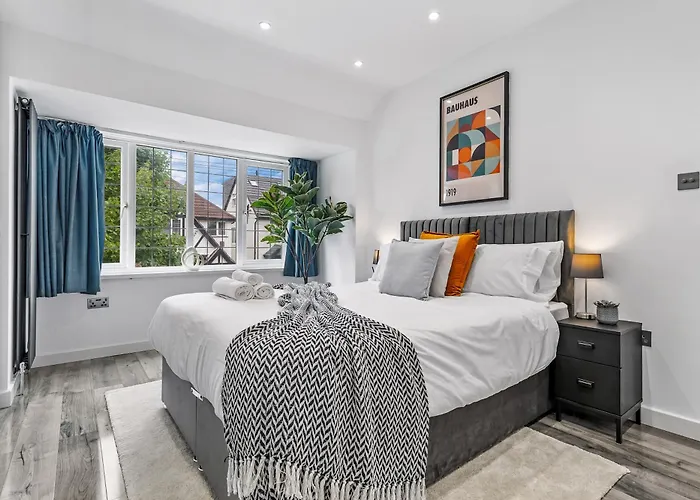 5Br,Fast London Commute, Fast Wi-Fi, Free Parking & Garden, Workspace, Designer Outlet, Fine Dining & Amenities Nearby, Near Stadium & Ovo Arena, Designer Outlet, 4 Tube Stations