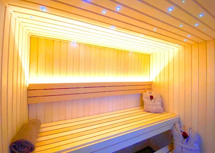 Brit Hotel Piscine & Spa - Fougeres Lecousse