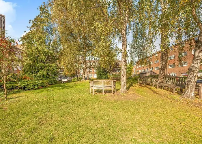 Spacious Double Bedroom With Private Bathroom Ensuite And A New Quality Mattress In London Canary Wharf For Short Stay Or Long Let Near O2 And Excel Exhibition Centre With Easy Reach From All Airports In Around London