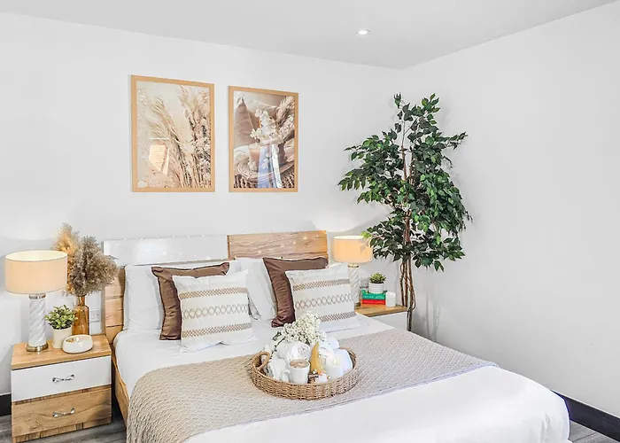 The Cozy Chapter - Spacious Apartments Near Manchester City Centre & Old Trafford