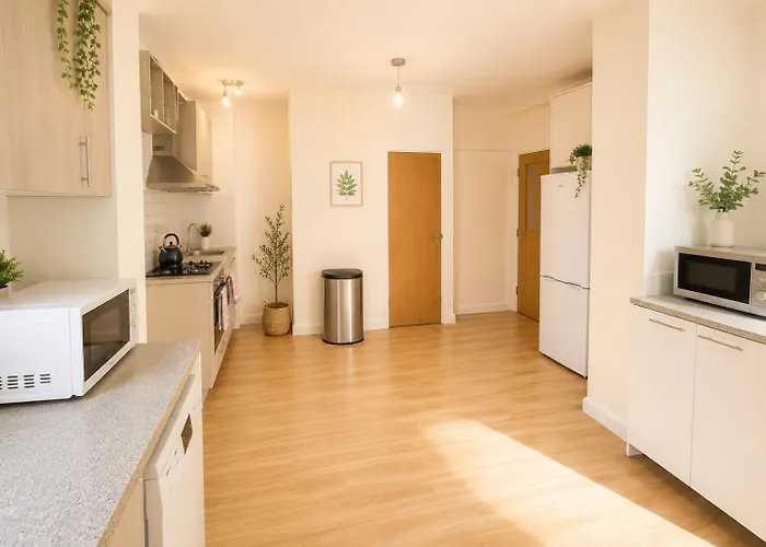 North London Spacious: 7-Bedroom Group Retreat with Gym
