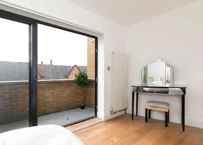 Spacious 3 Bedroom 2 Living Rooms 2 Bathrooms Family House Near Brick Lane Sleeps 6 London